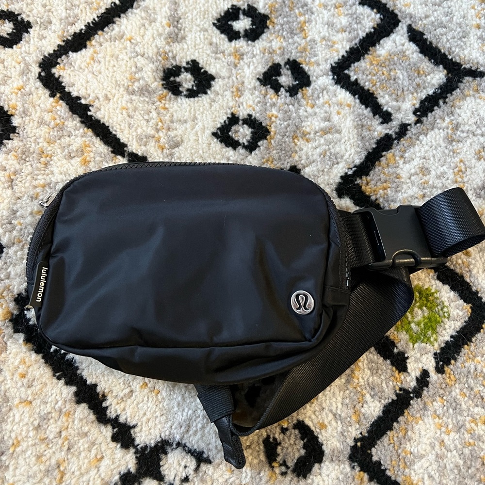 Lululemon Everywhere Belt Bag Black 1L